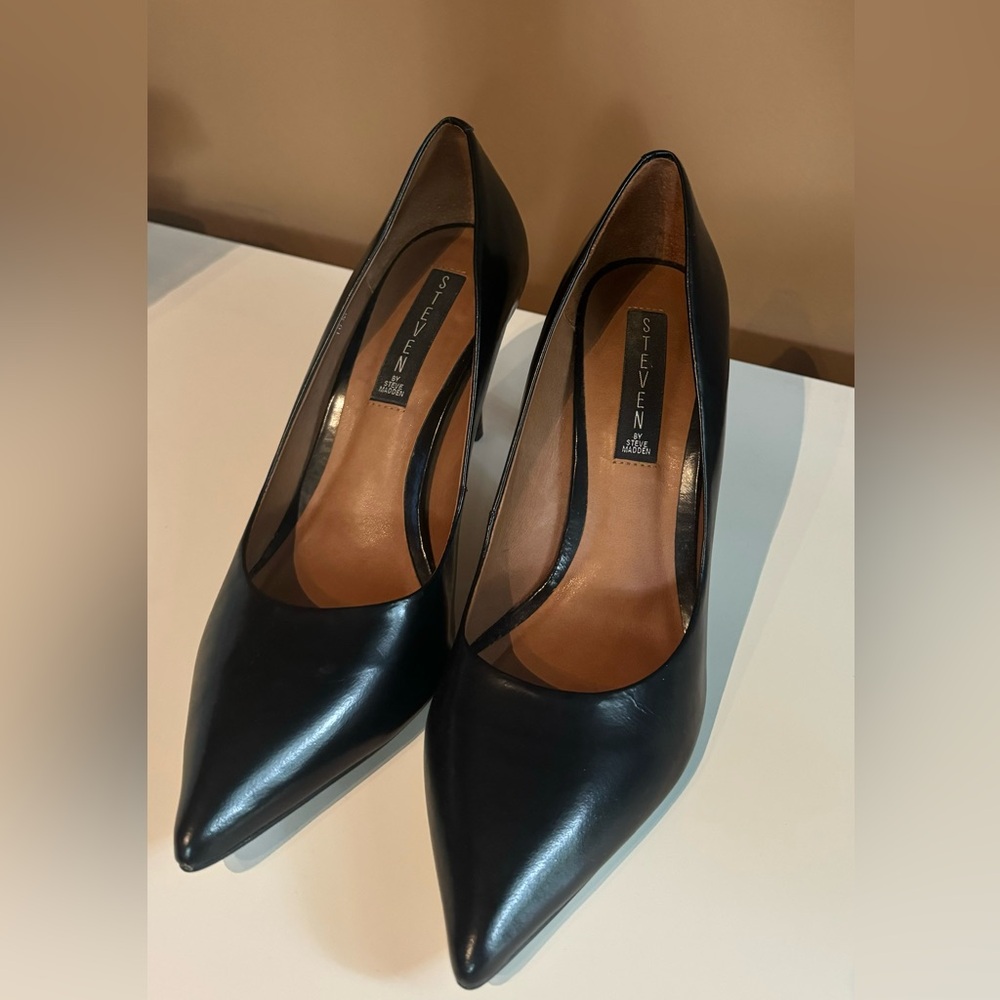 Steven by Steve Madden size 10 black pointed toe heels. Great condition!